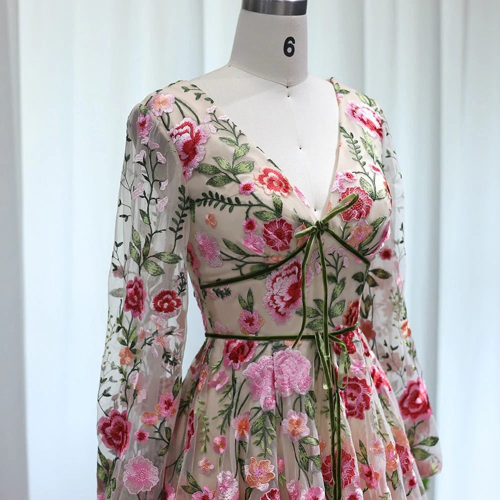 Vestidos de fiesta de corte A con apliques de tul y escote en V con mangas largas