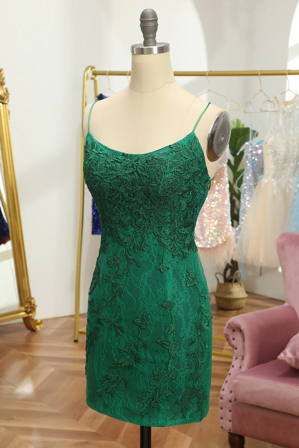 Vestidos de fiesta con tirantes finos, apliques de encaje y largo superior