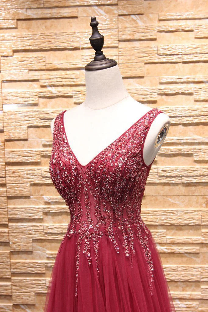 Vestido de fiesta largo de tul con escote en V, cuentas y corte A en color burdeos, sin mangas, con abertura y espalda descubierta