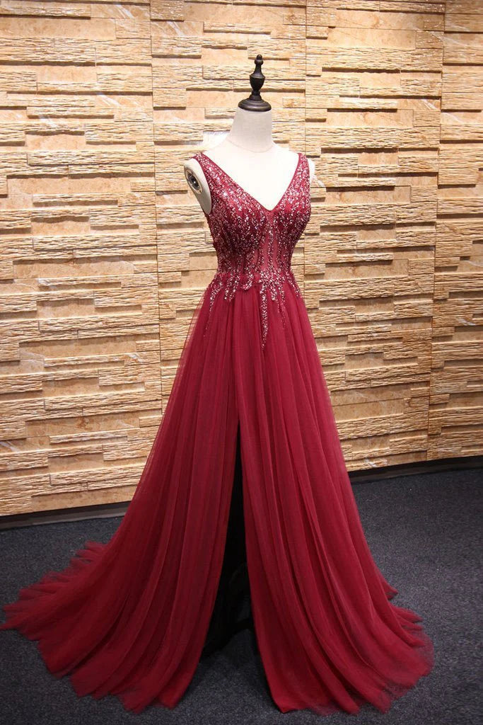 Vestido de fiesta largo de tul con escote en V, cuentas y corte A en color burdeos, sin mangas, con abertura y espalda descubierta