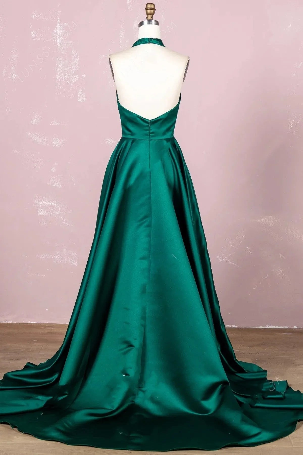 Vestidos de fiesta sencillos de satén con cuello halter y espalda abierta