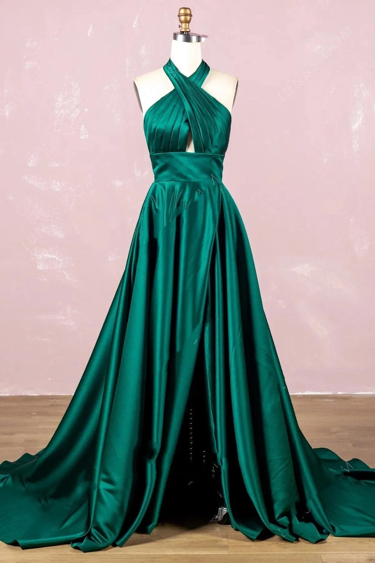 Vestidos de fiesta sencillos de satén con cuello halter y espalda abierta