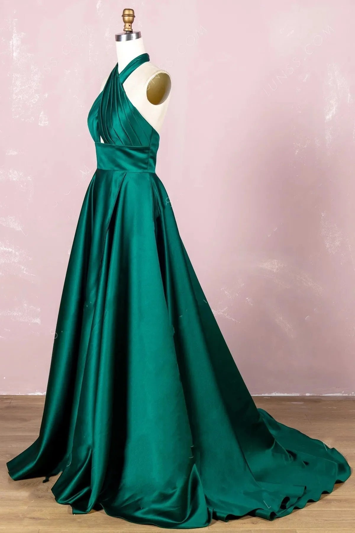 Vestidos de fiesta sencillos de satén con cuello halter y espalda abierta