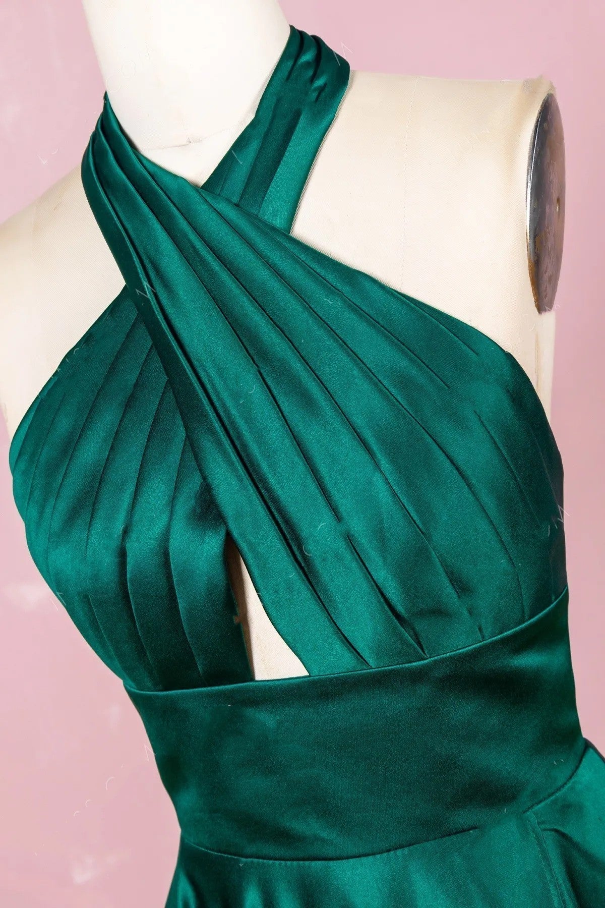 Vestidos de fiesta sencillos de satén con cuello halter y espalda abierta