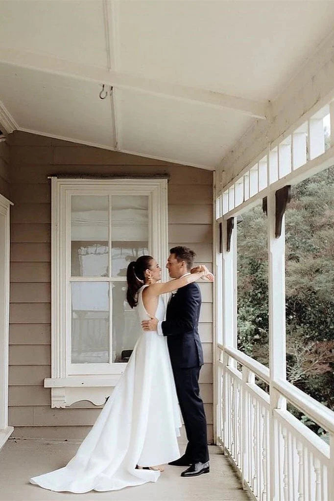 Vestidos de novia sencillos de satén color marfil con cuello redondo y bolsillos