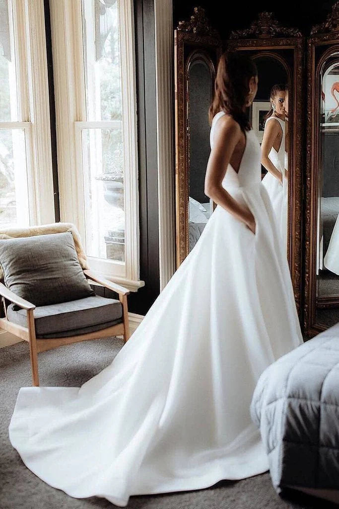 Vestidos de novia sencillos de satén color marfil con cuello redondo y bolsillos