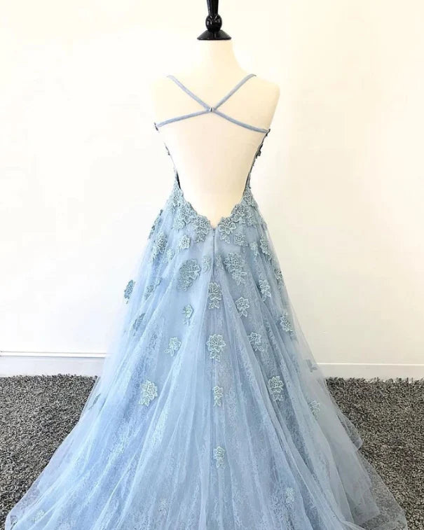 Vestido de fiesta azul cielo de tul con tirantes finos, espalda cruzada y apliques de encaje.