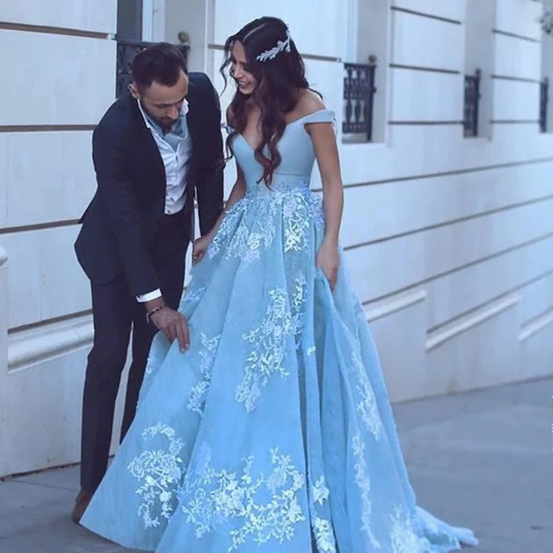 Apliques encantadores vestidos de fiesta con escote en V y hombros descubiertos