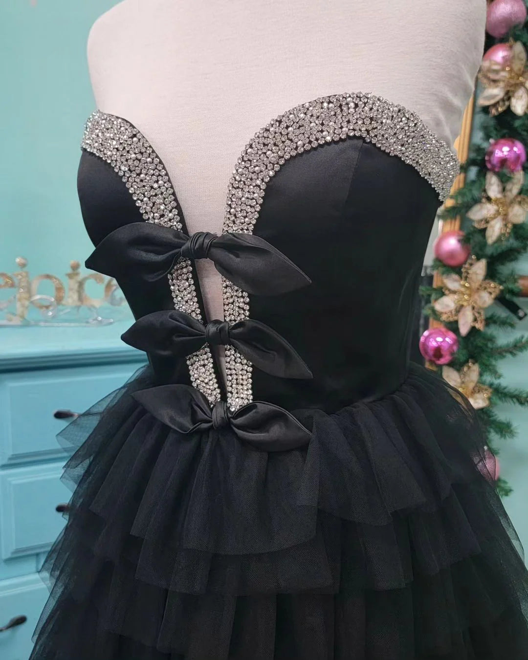Vestido de fiesta largo negro sexy de tul sin tirantes con cordones y escote en forma de A con cuentas