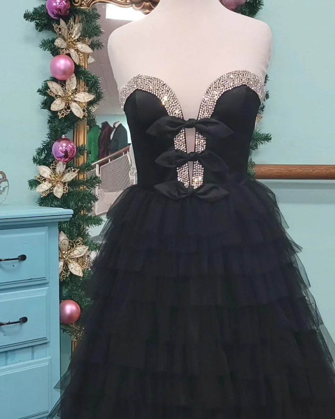 Vestido de fiesta largo negro sexy de tul sin tirantes con cordones y escote en forma de A con cuentas