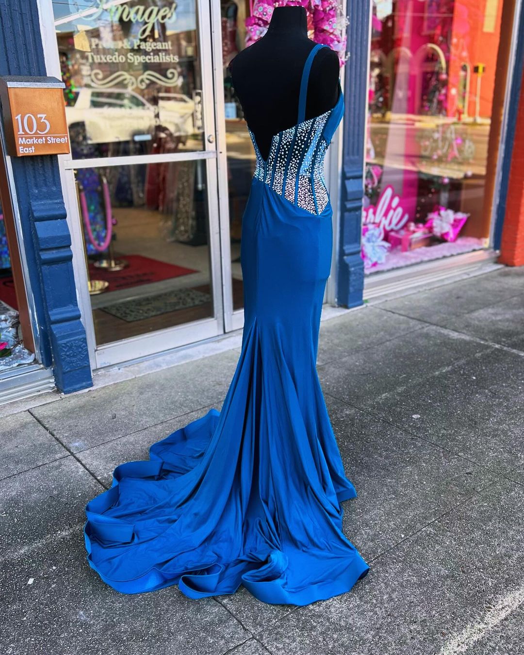 Vestido de fiesta de sirena con un solo hombro y pedrería