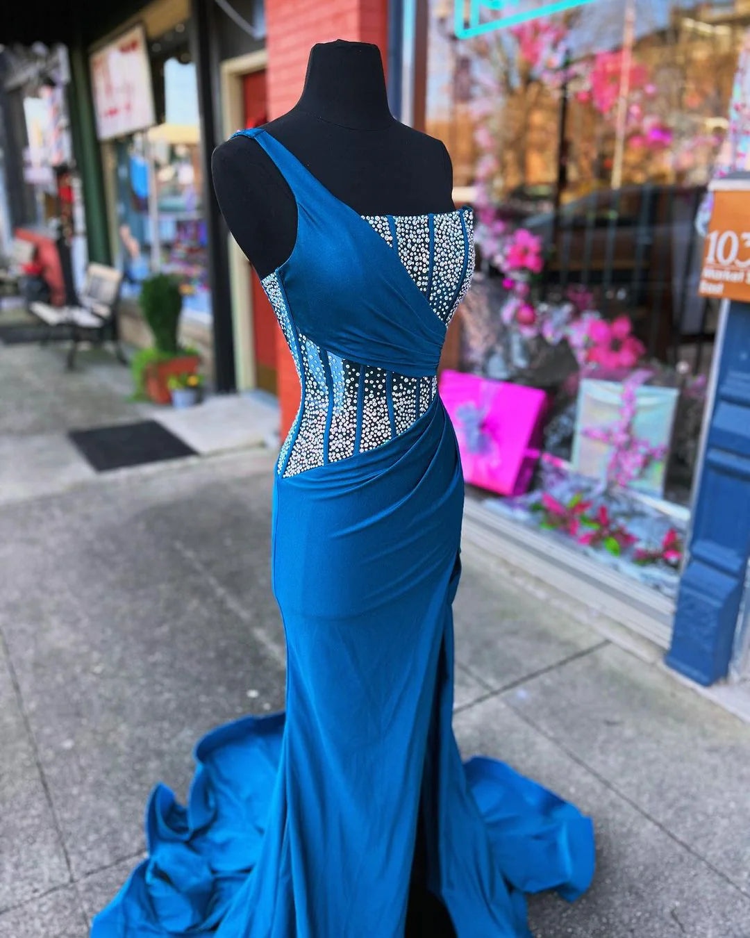 Vestido de fiesta de sirena con un solo hombro y pedrería