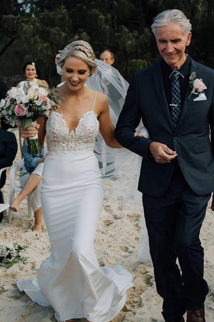 Vestido de novia campestre de encaje con tirantes finos y espalda descubierta de sirena