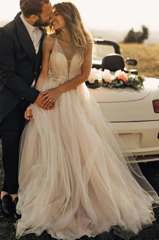 Vestidos de novia de tul con tirantes finos y escote en V profundo