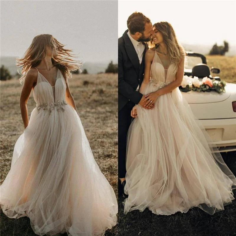 Vestidos de novia de tul con tirantes finos y escote en V profundo