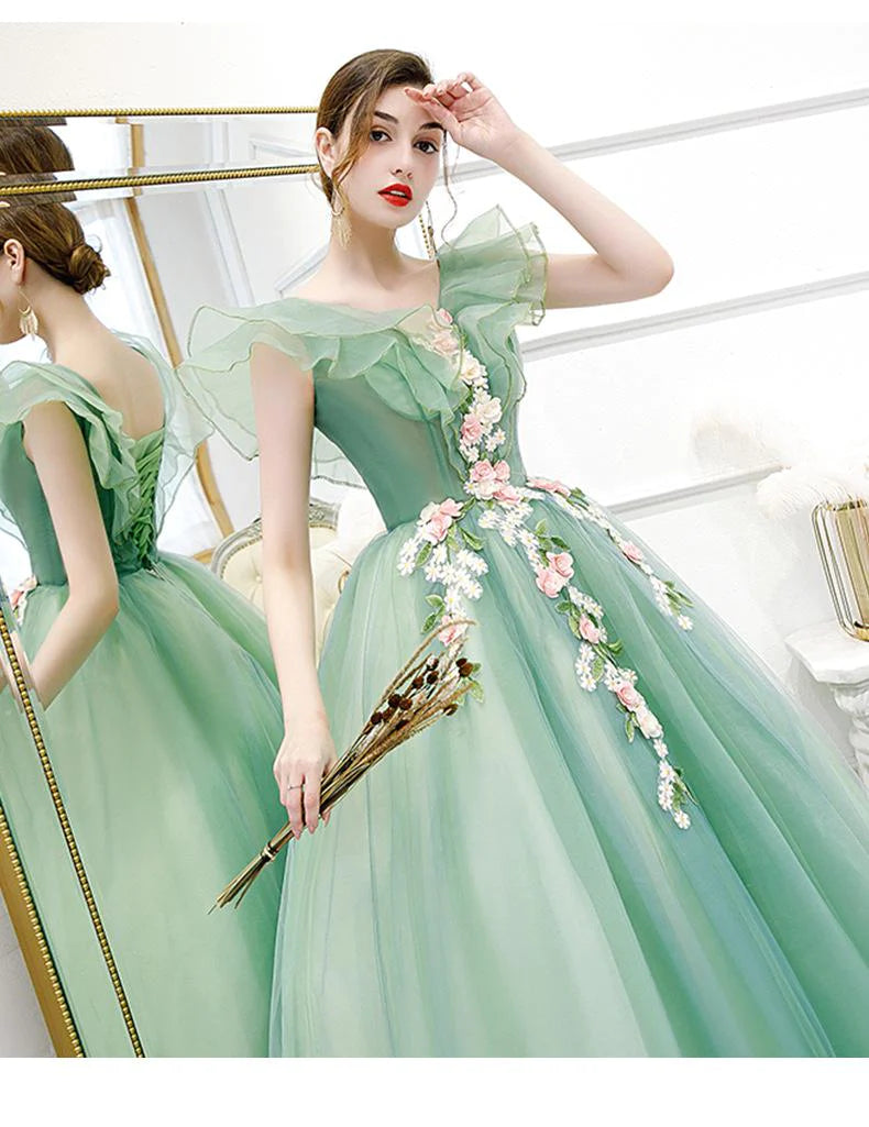 Impresionante vestido de quinceañera con hombros descubiertos y flores 3D de tul.