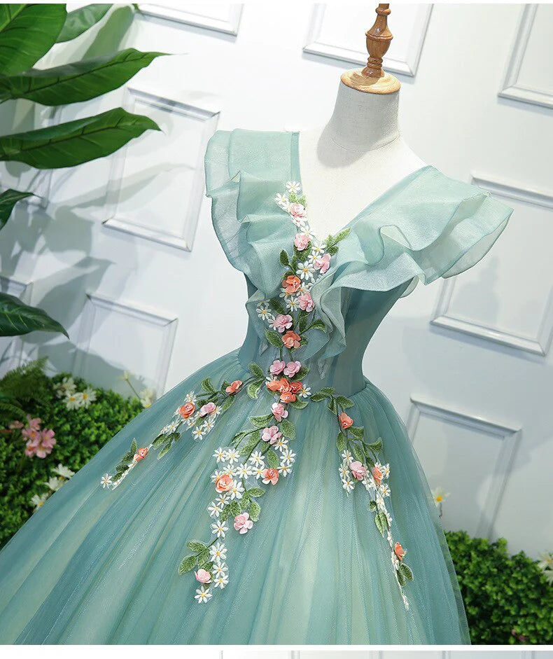 Impresionante vestido de quinceañera con hombros descubiertos y flores 3D de tul.
