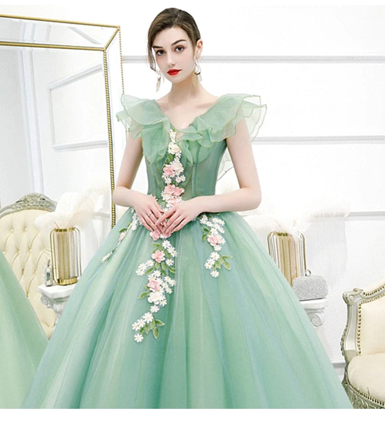Impresionante vestido de quinceañera con hombros descubiertos y flores 3D de tul.
