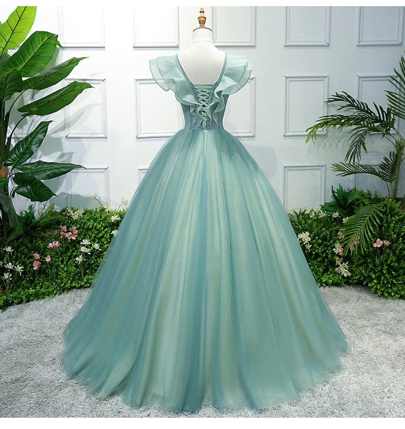 Impresionante vestido de quinceañera con hombros descubiertos y flores 3D de tul.