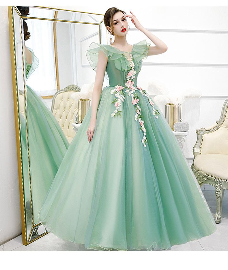 Impresionante vestido de quinceañera con hombros descubiertos y flores 3D de tul.