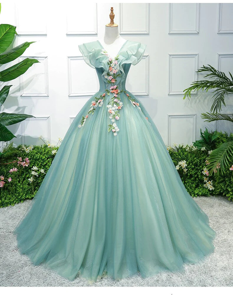 Impresionante vestido de quinceañera con hombros descubiertos y flores 3D de tul.