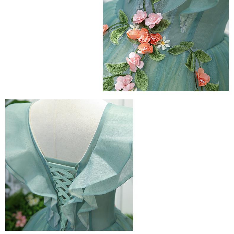 Impresionante vestido de quinceañera con hombros descubiertos y flores 3D de tul.