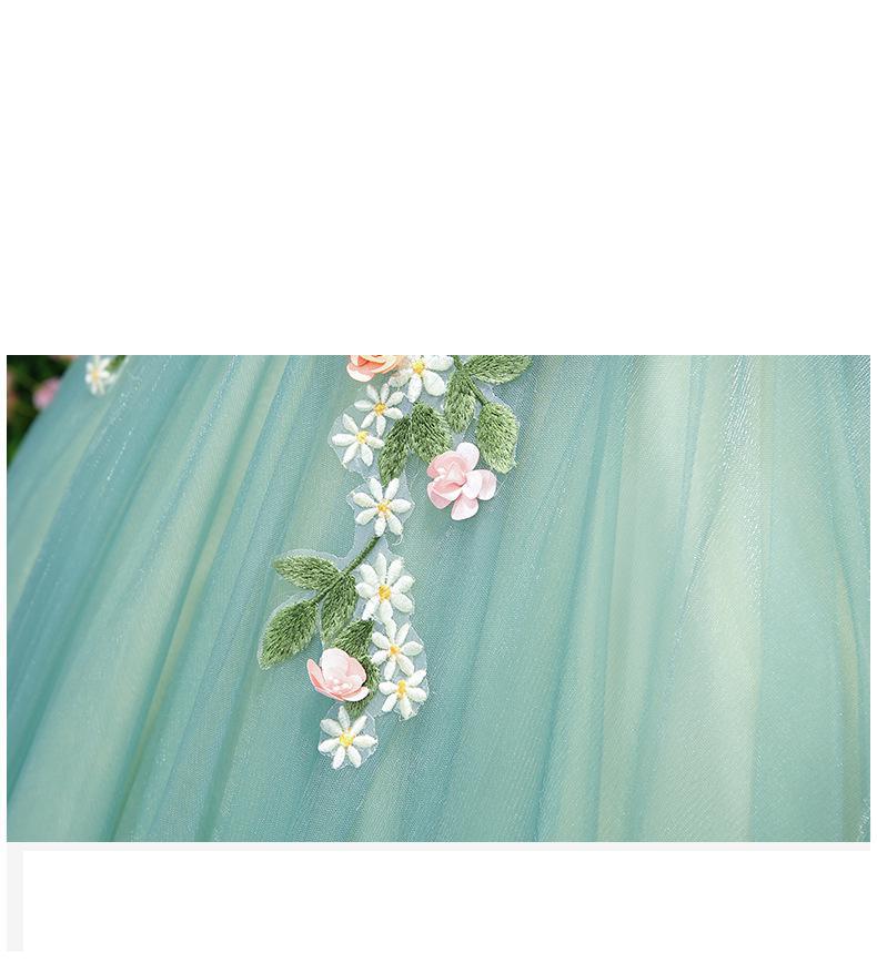 Impresionante vestido de quinceañera con hombros descubiertos y flores 3D de tul.