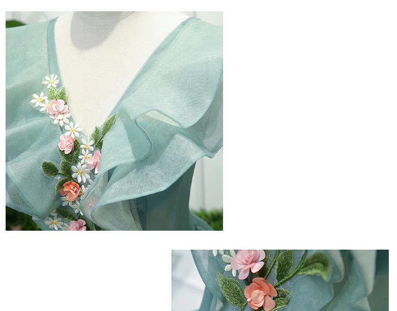 Impresionante vestido de quinceañera con hombros descubiertos y flores 3D de tul.