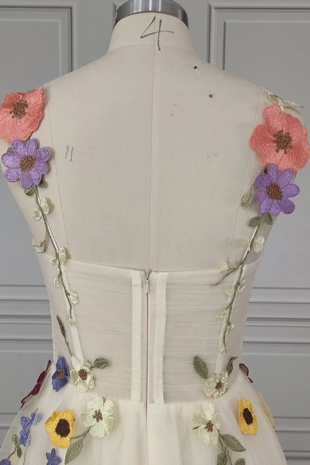 Vestido de fiesta con tirantes finos y flores