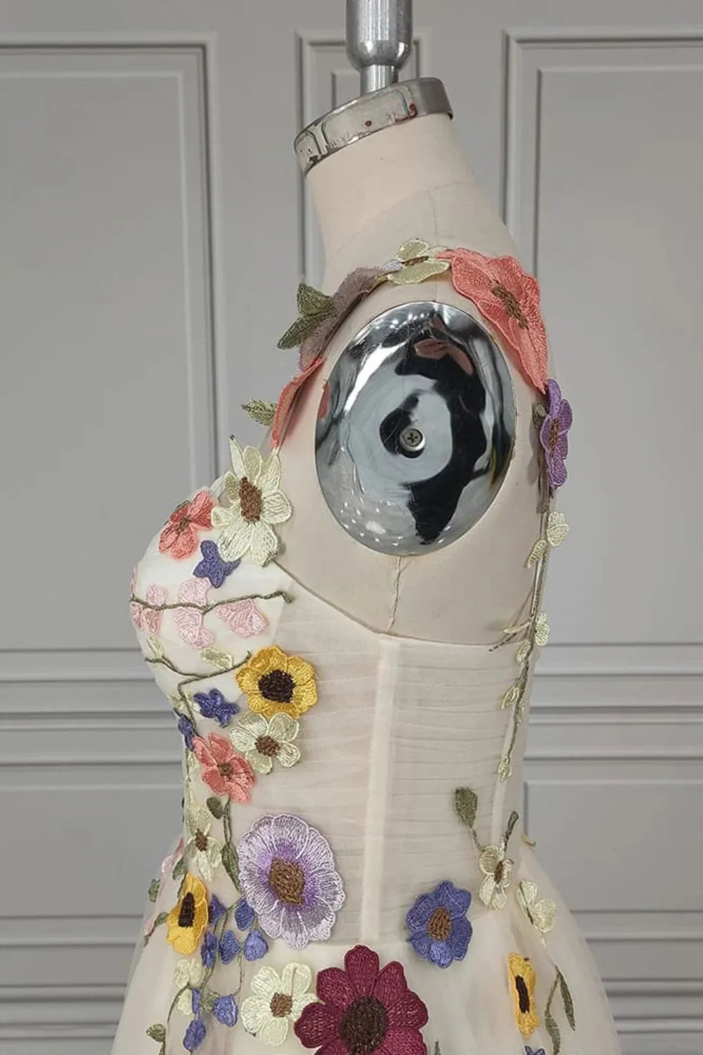 Vestido de fiesta con tirantes finos y flores
