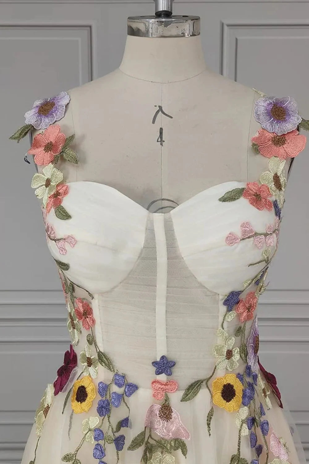 Vestido de fiesta con tirantes finos y flores