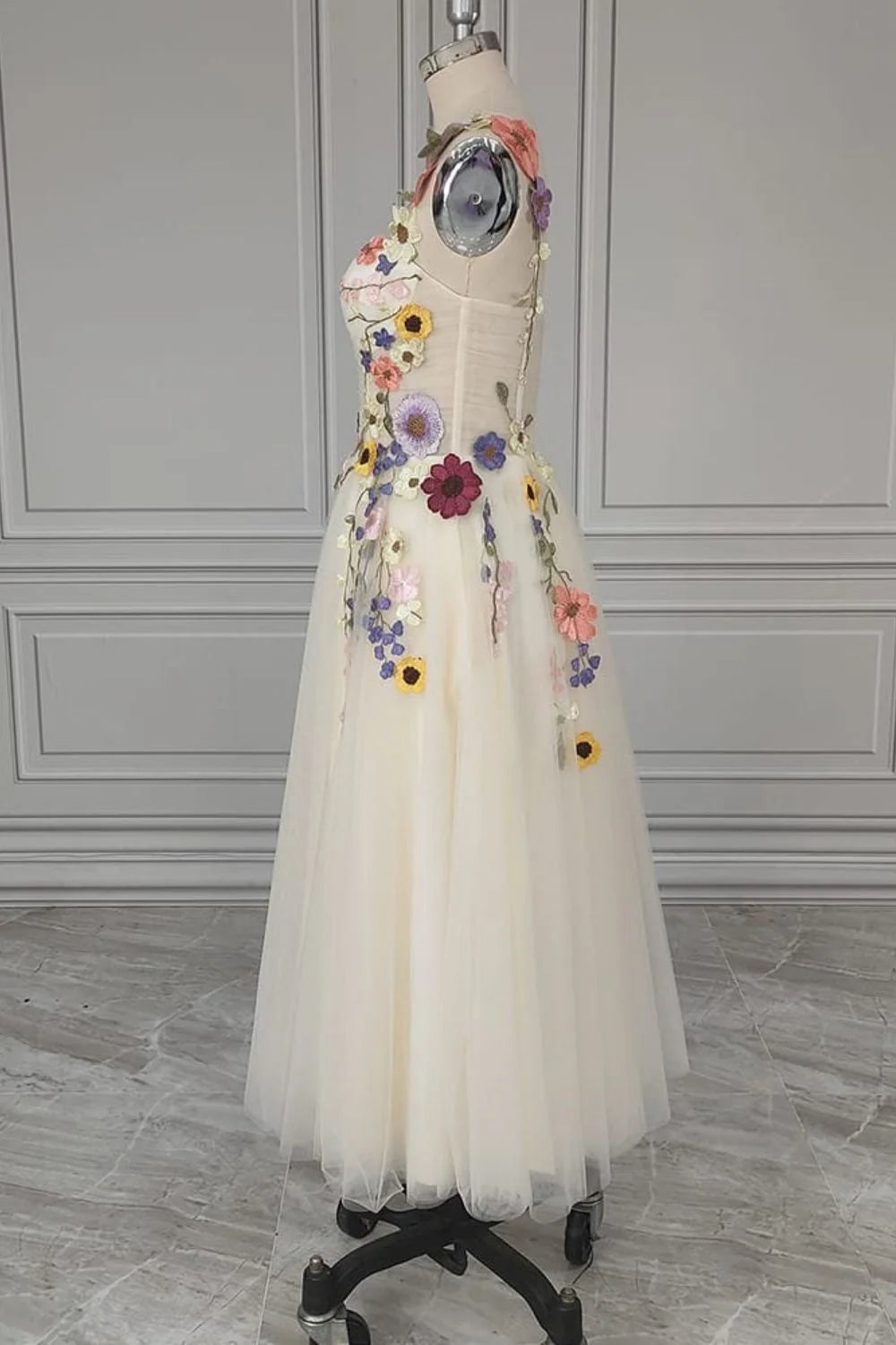 Vestido de fiesta con tirantes finos y flores