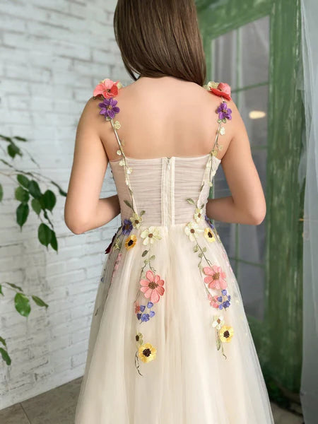 Vestido de fiesta con tirantes finos y flores