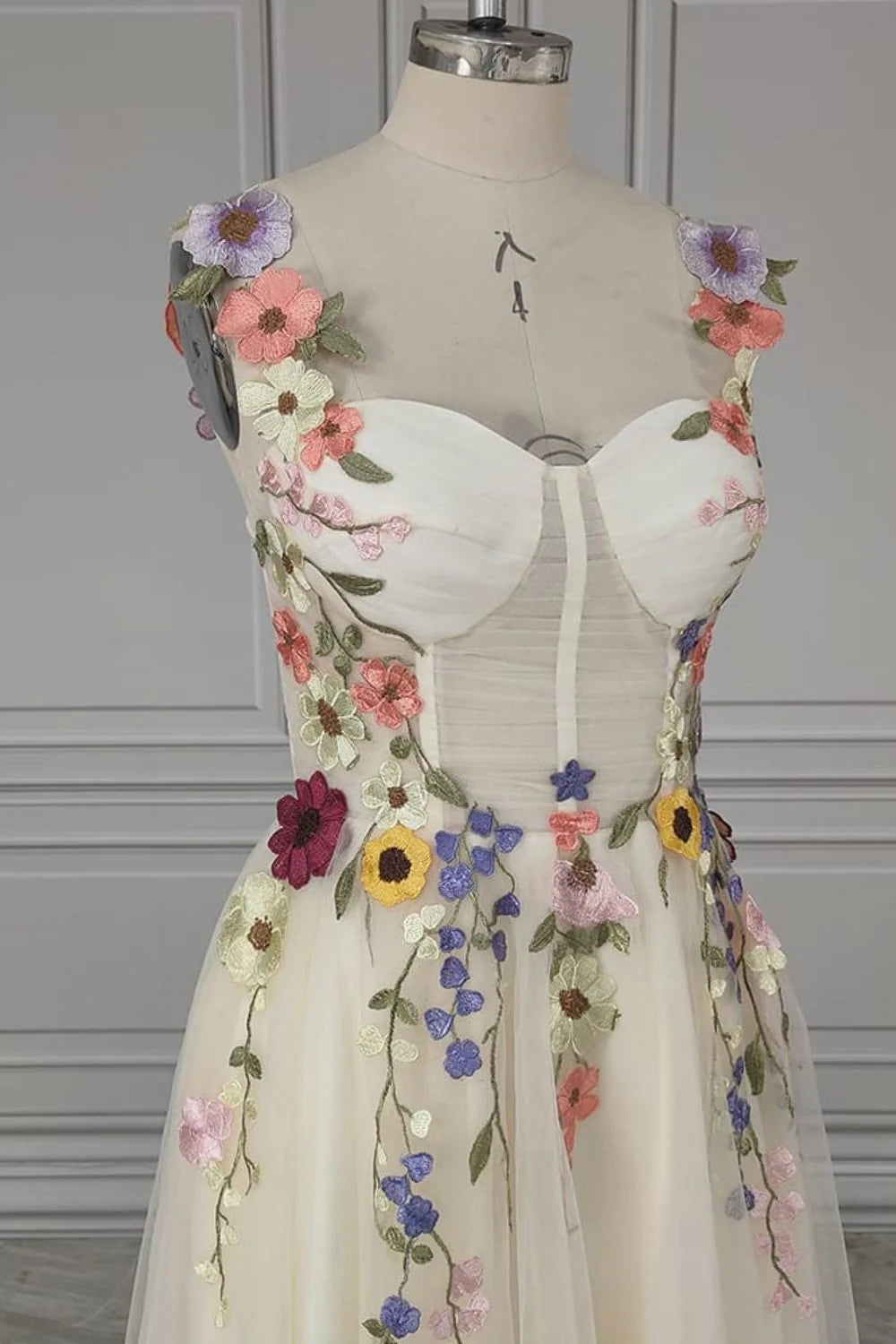 Vestido de fiesta con tirantes finos y flores