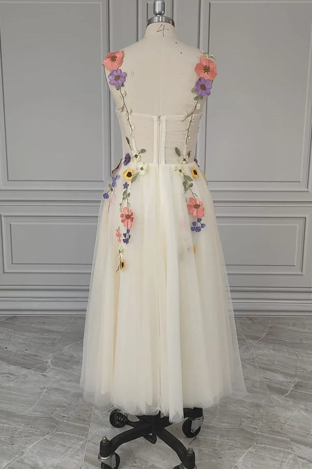 Vestido de fiesta con tirantes finos y flores