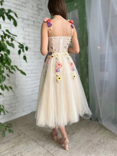 Vestido de fiesta con tirantes finos y flores