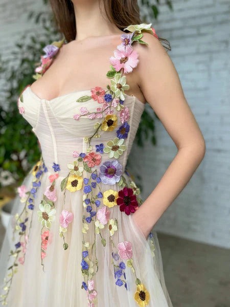 Vestido de fiesta con tirantes finos y flores