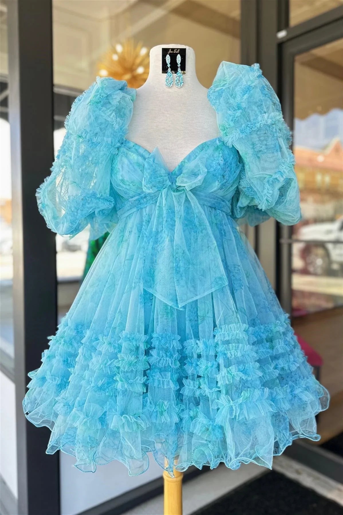 Vestido de cóctel corto único con capas de tul y escote corazón. Vestidos de bienvenida.