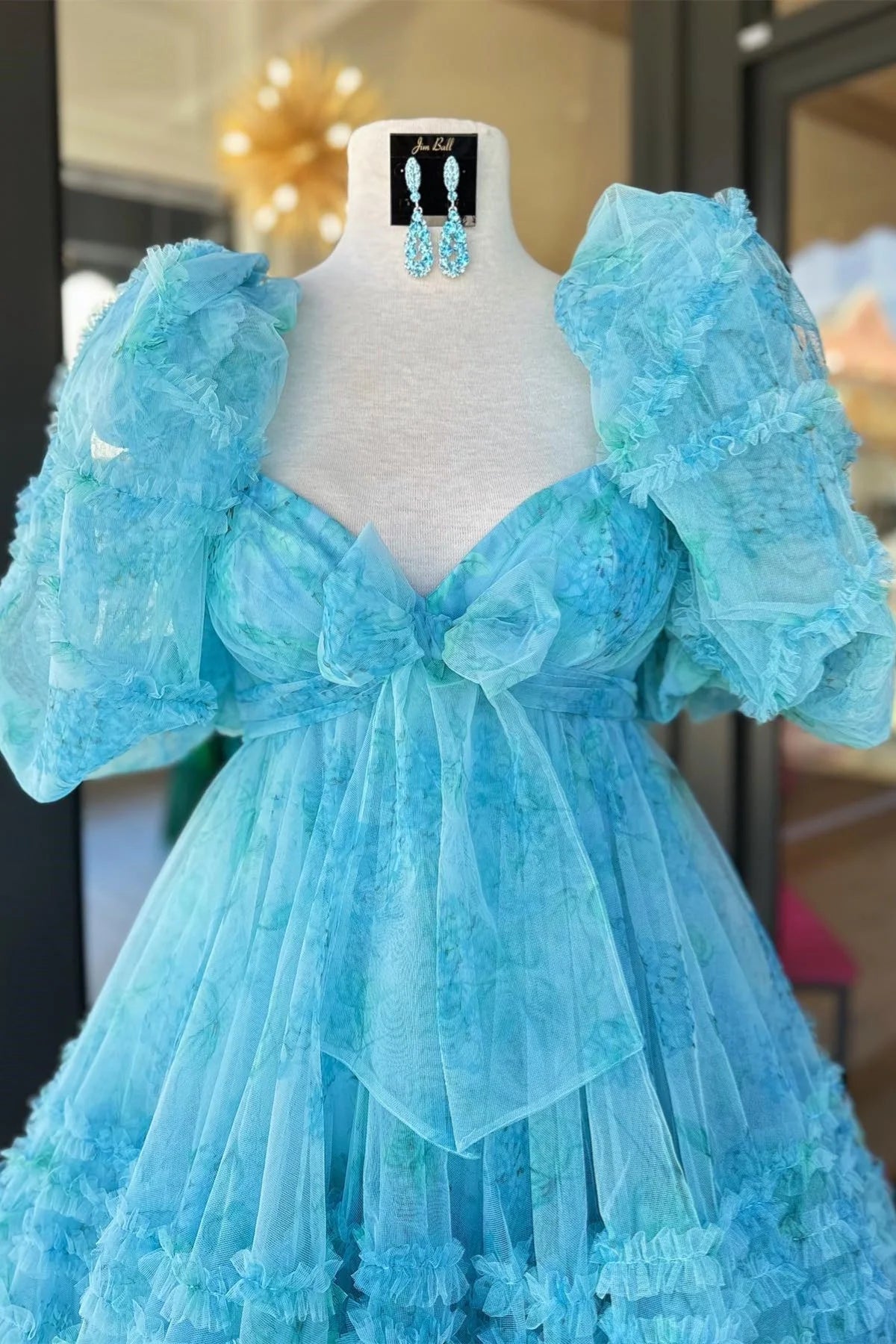 Vestido de cóctel corto único con capas de tul y escote corazón. Vestidos de bienvenida.