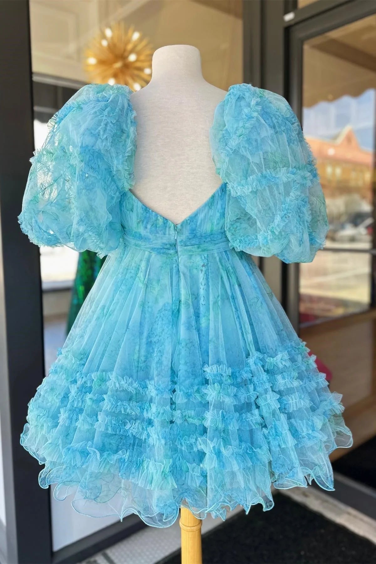Vestido de cóctel corto único con capas de tul y escote corazón. Vestidos de bienvenida.