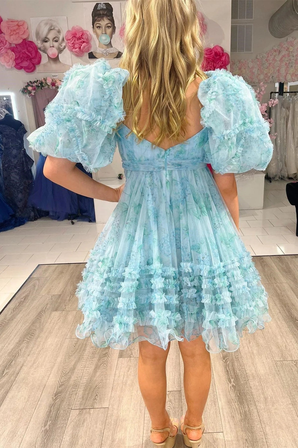 Vestido de cóctel corto único con capas de tul y escote corazón. Vestidos de bienvenida.