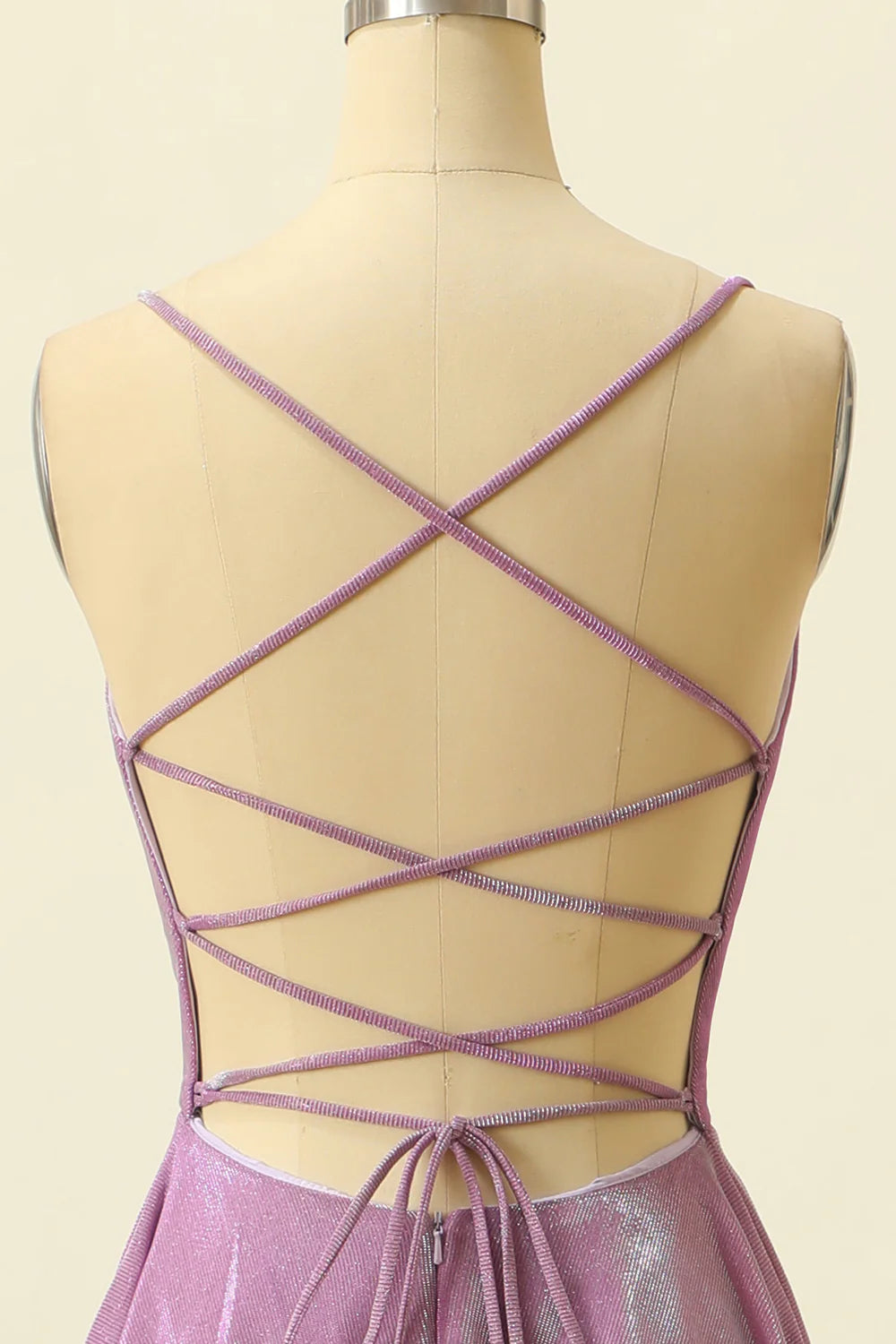 Vestido de fiesta morado con escote en V brillante