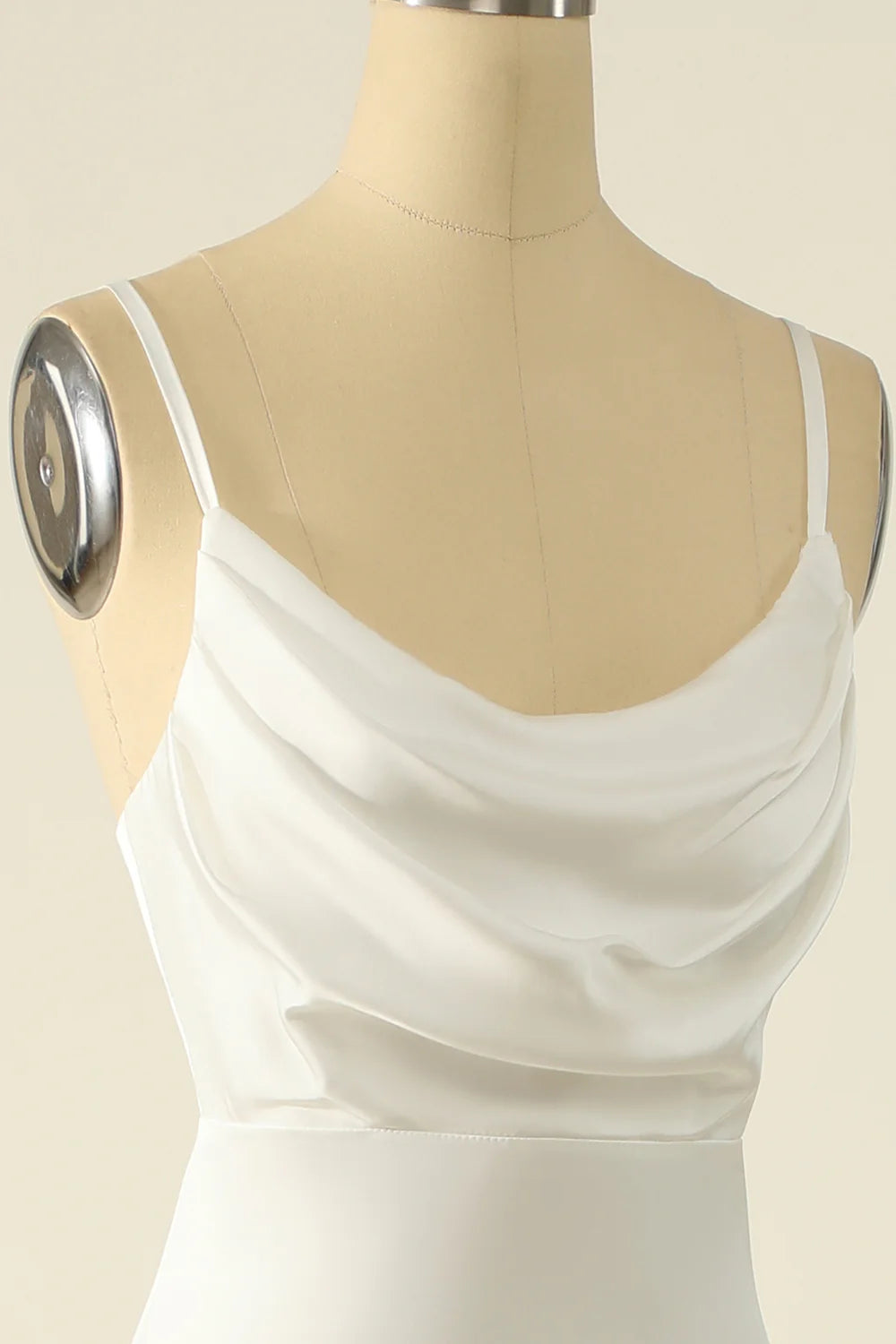 Vestido de fiesta sencillo de satén color marfil