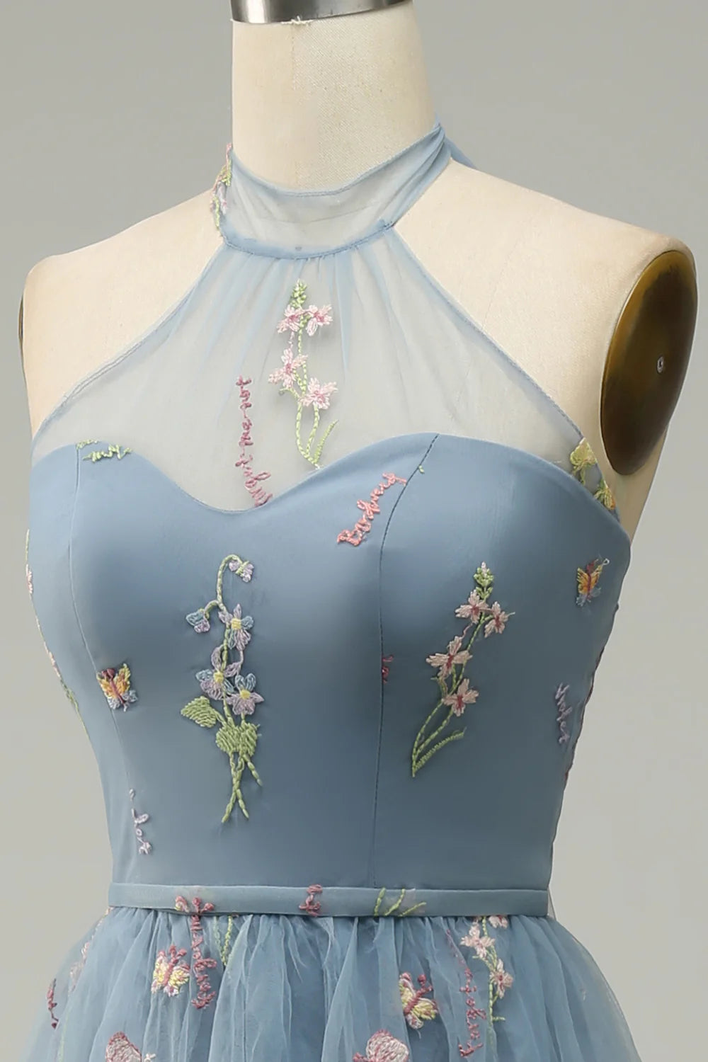 Vestido de fiesta de tul con cuello halter y bordado en forma de A