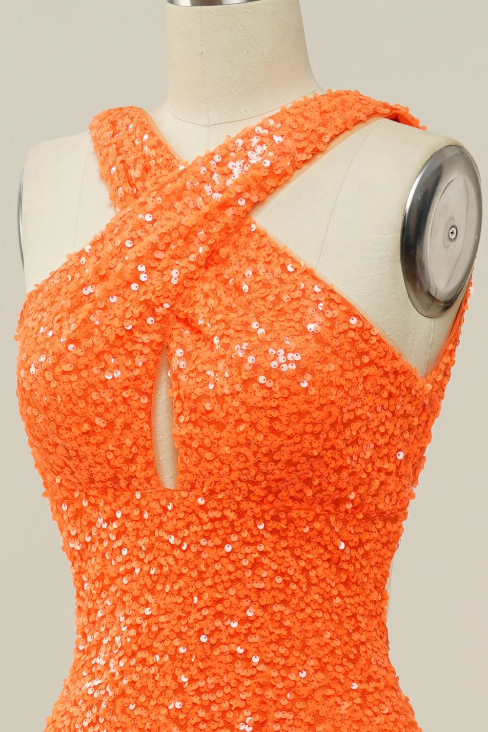 Vestido de fiesta de sirena con espalda descubierta, lentejuelas y cuello halter en color naranja