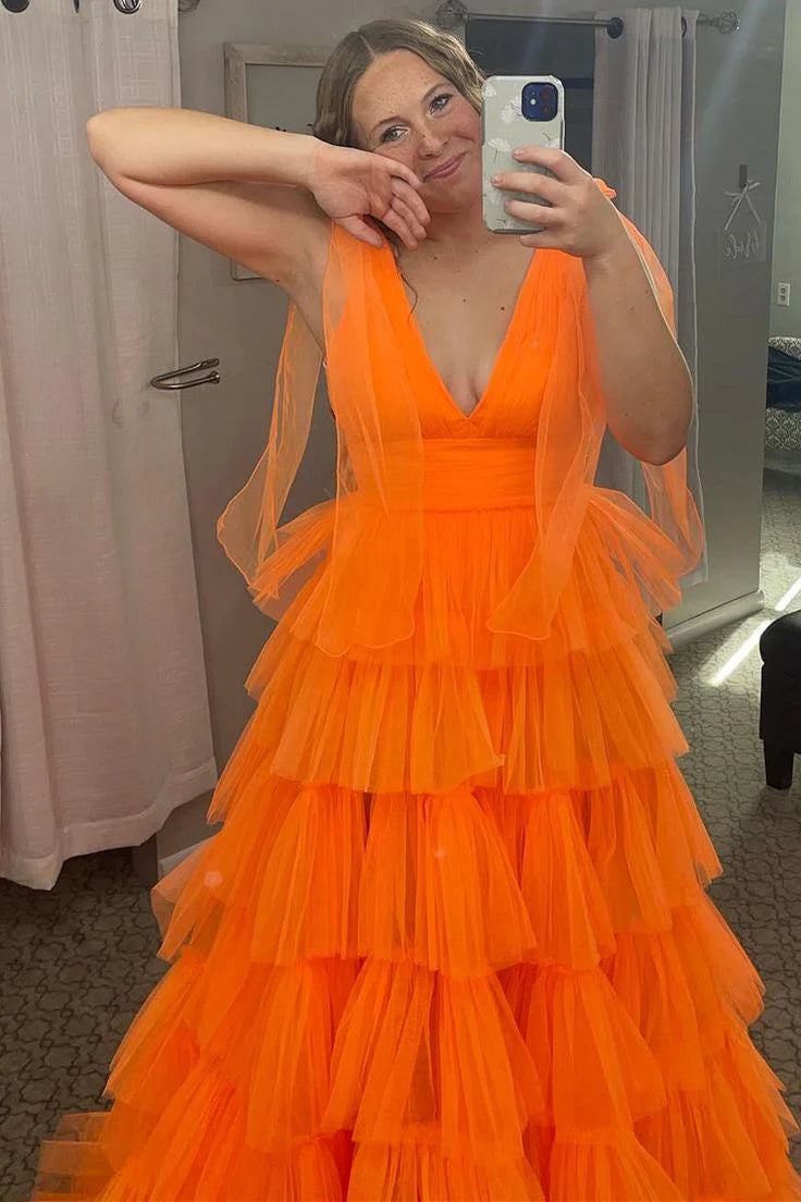 Vestido de fiesta con escote en V, abertura hasta el suelo y volantes