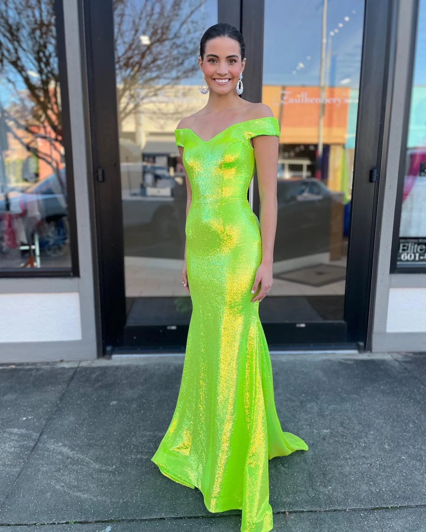 Vestidos de fiesta elegantes de sirena con lentejuelas y hombros descubiertos de satén con corsé y espalda abierta