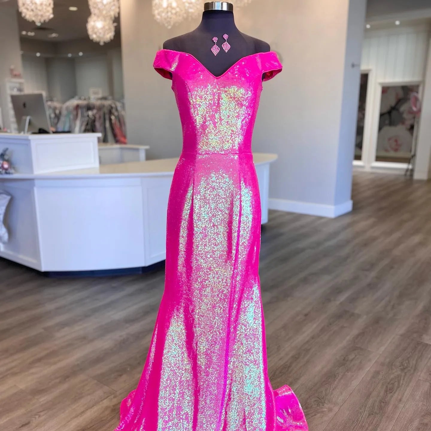 Vestidos de fiesta elegantes de sirena con lentejuelas y hombros descubiertos de satén con corsé y espalda abierta