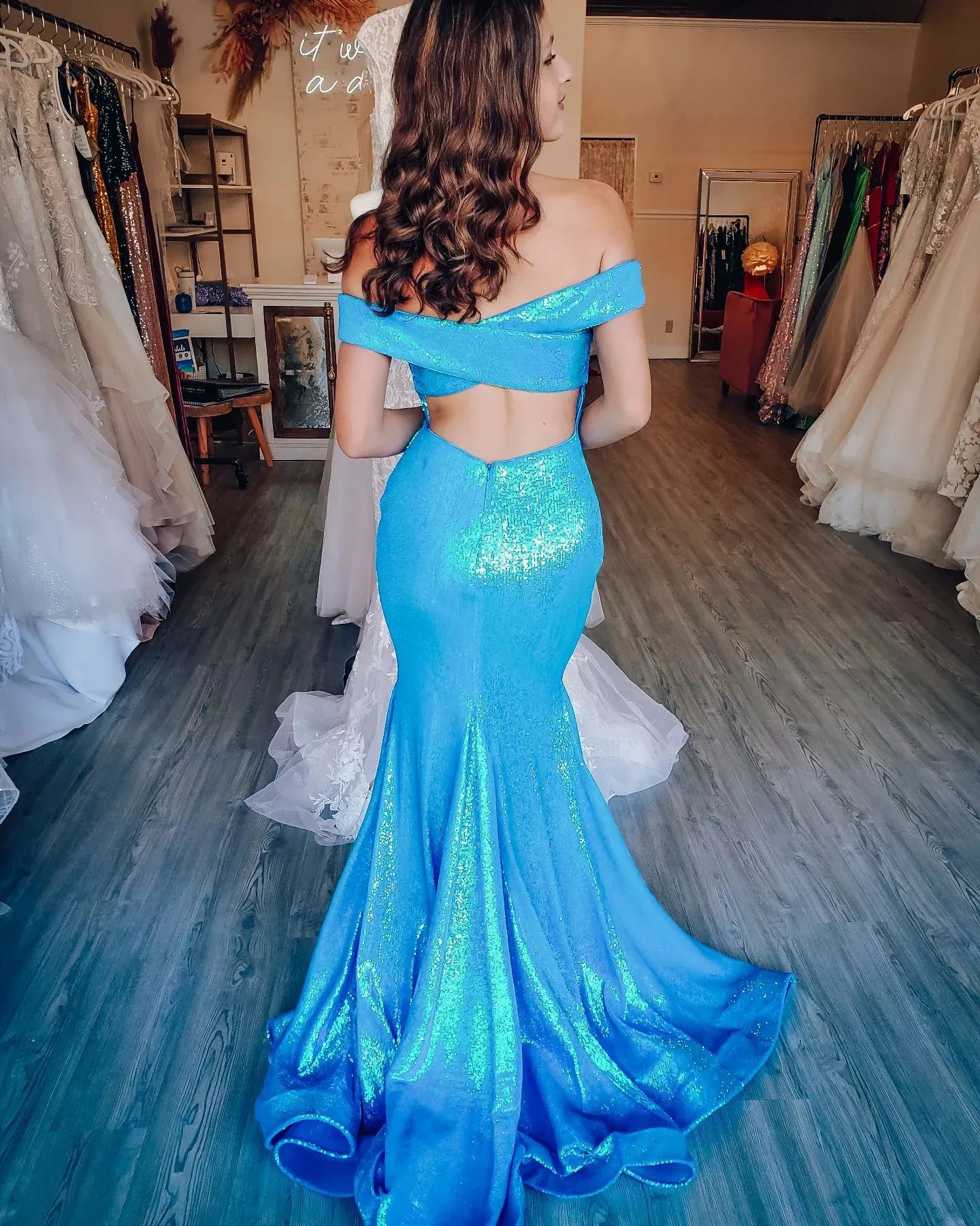 Vestidos de fiesta elegantes de sirena con lentejuelas y hombros descubiertos de satén con corsé y espalda abierta