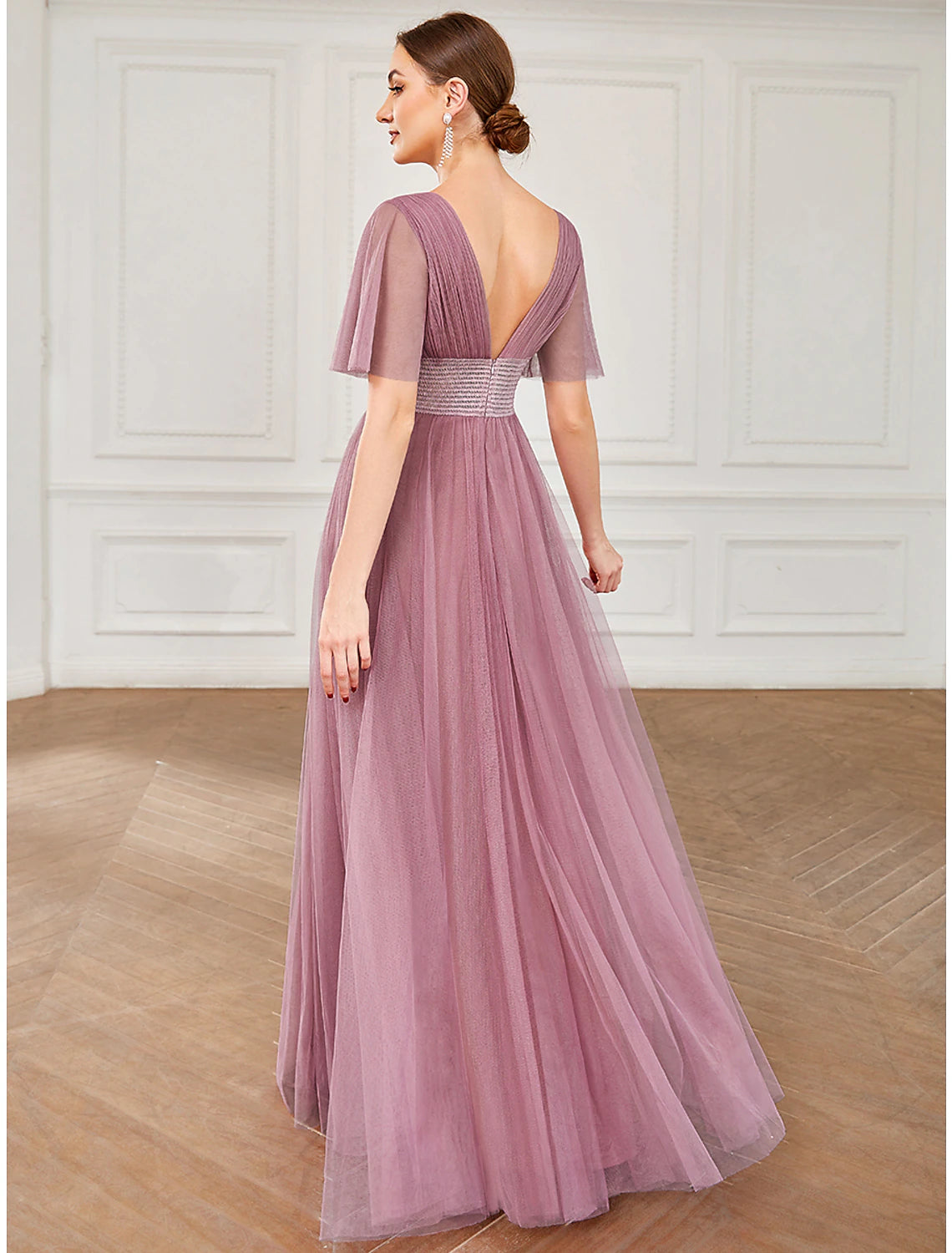 Vestido de dama de honor de corte A, escote en V, manga corta, talla grande, largo hasta el suelo, tul con volantes, drapeado y capas.